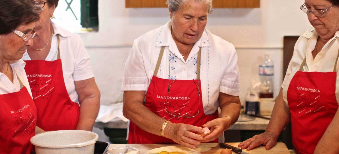 IN TUTTE LE SALSE.<br></noscript> Mandrarossa Tour sabato 3 e domenica 4 agosto 2013. La raccolta del pomodoro e la preparazione della salsa con i contadini di Menfi